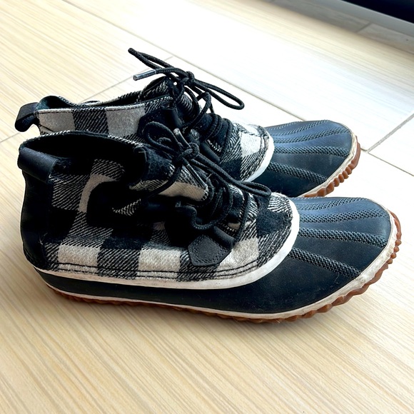 SOREL waterproof gingham snow booties size 10 - Picture 1 of 4